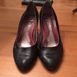 Kenneth Cole Reaction black pumps size 9